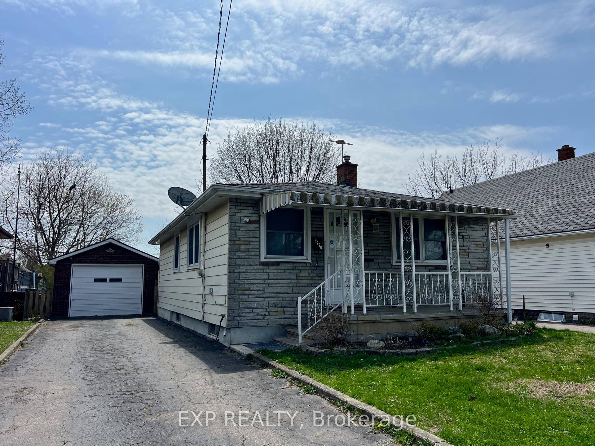 Step Into This Bright amp ; Updated 2 Bedroom Bungalow For Lease In The Heart Of Niagara Falls !