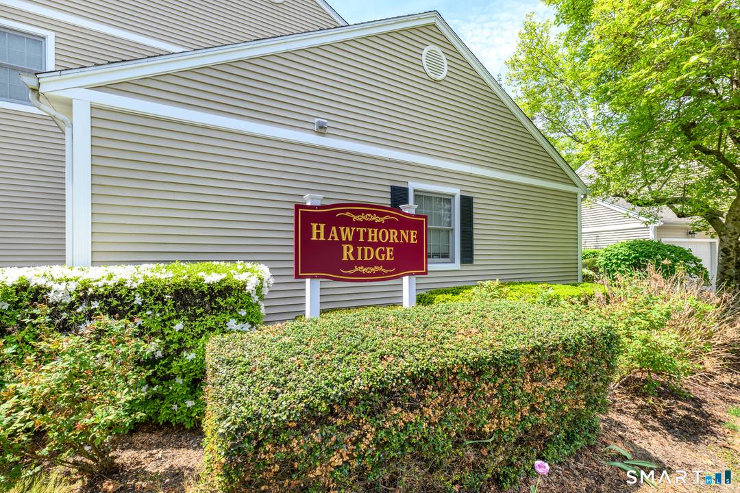 Move right into this pristine, conveniently located townhouse in the Hawthorne Ridge Complex close to shopping, schools and highways.