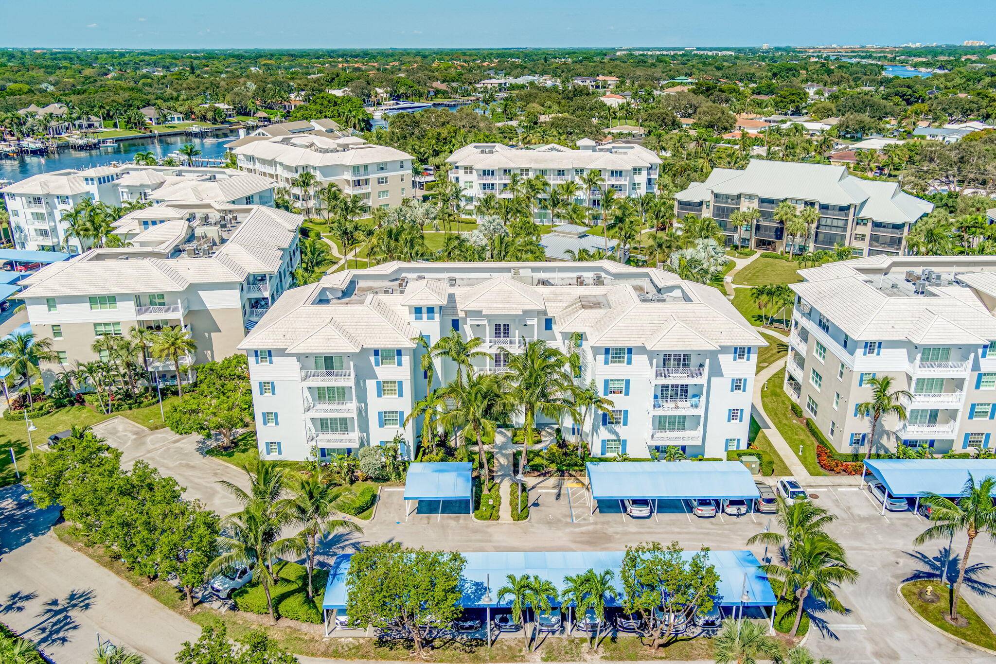 Spectacular Juno Beach condo available immediately !