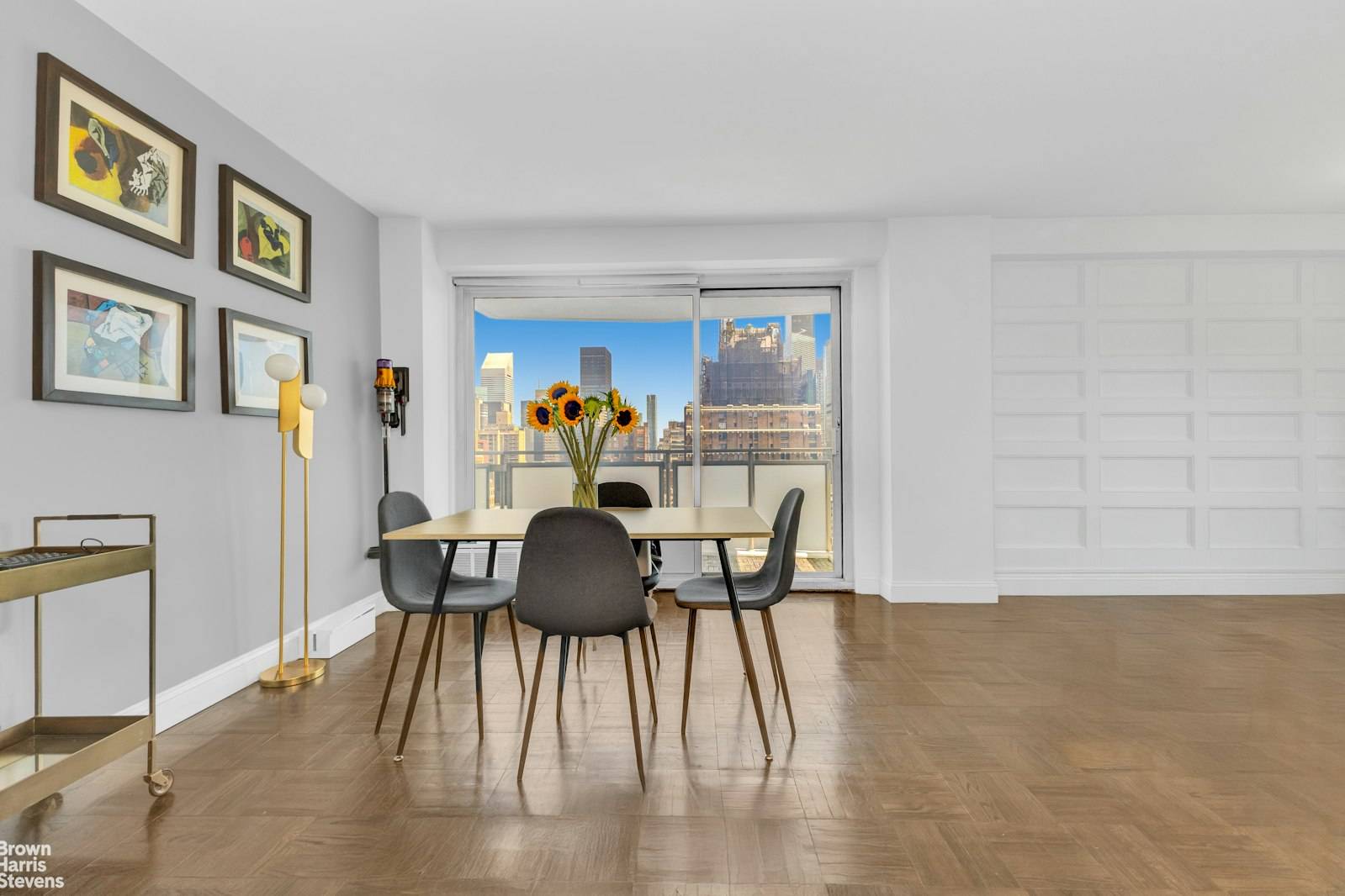 LUXURIOUS CONVERTIBLE 2 BEDROOM WITH TERRACE amp ; PANAROMIC VIEWS !