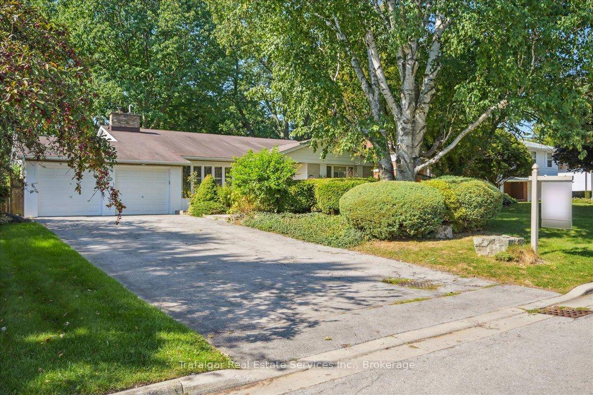 Fantastic 4 bedroom back split on prime street in Coronation Park !