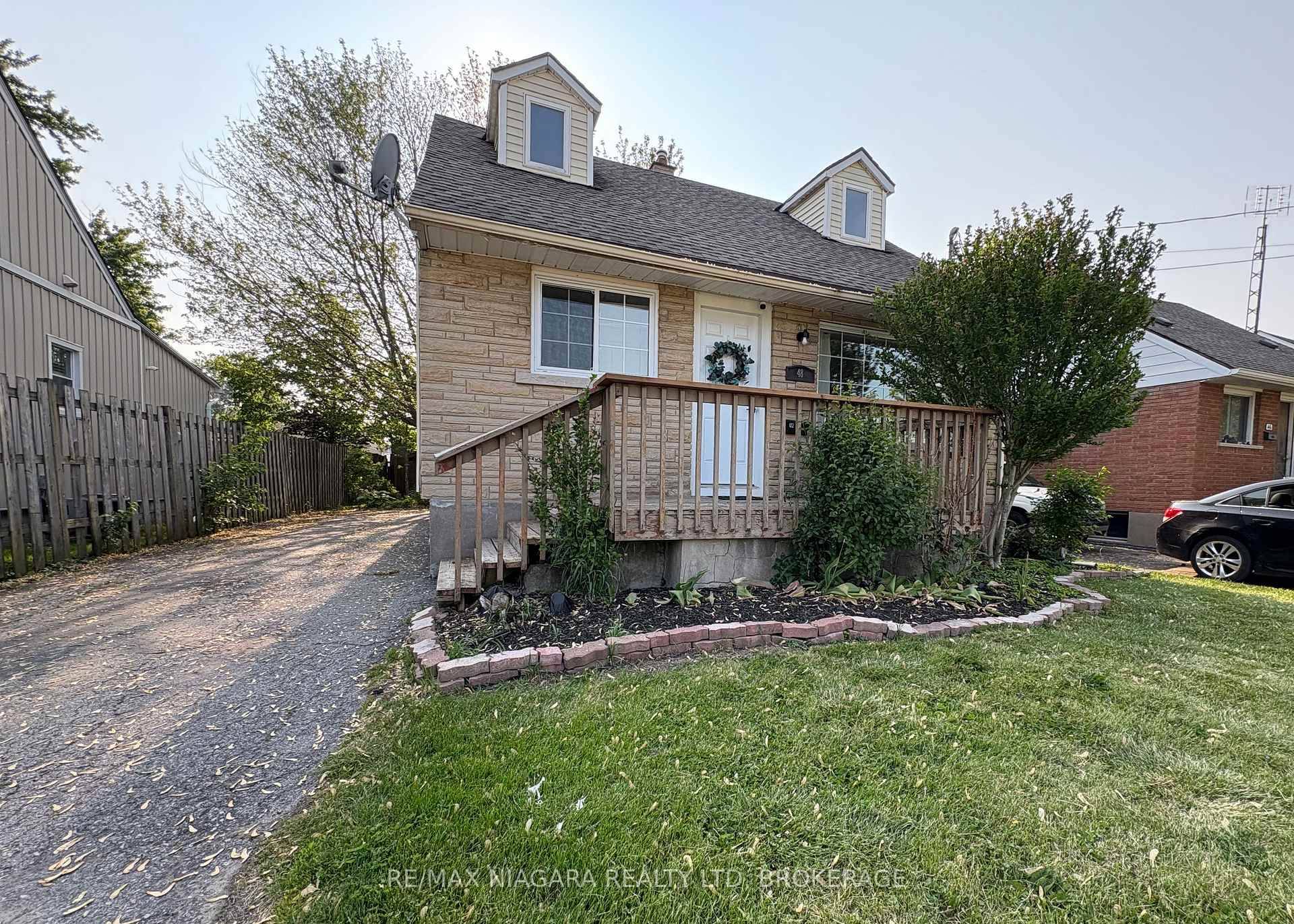 FOR LEASE MAIN amp ; 2ND FLOOR UNIT Quaint, fresh, and move in ready, this 3 bedroom, 2 bathroom unit offers clean, comfortable living in a convenient Fort Erie location.
