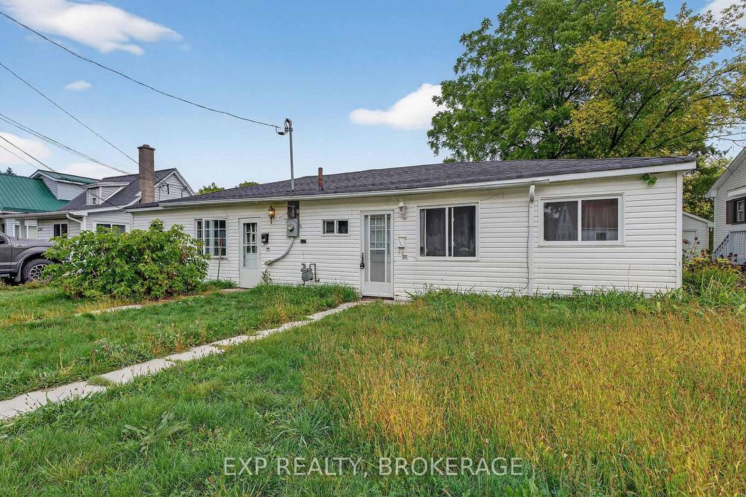 Affordable duplex in the heart of Gananoque !