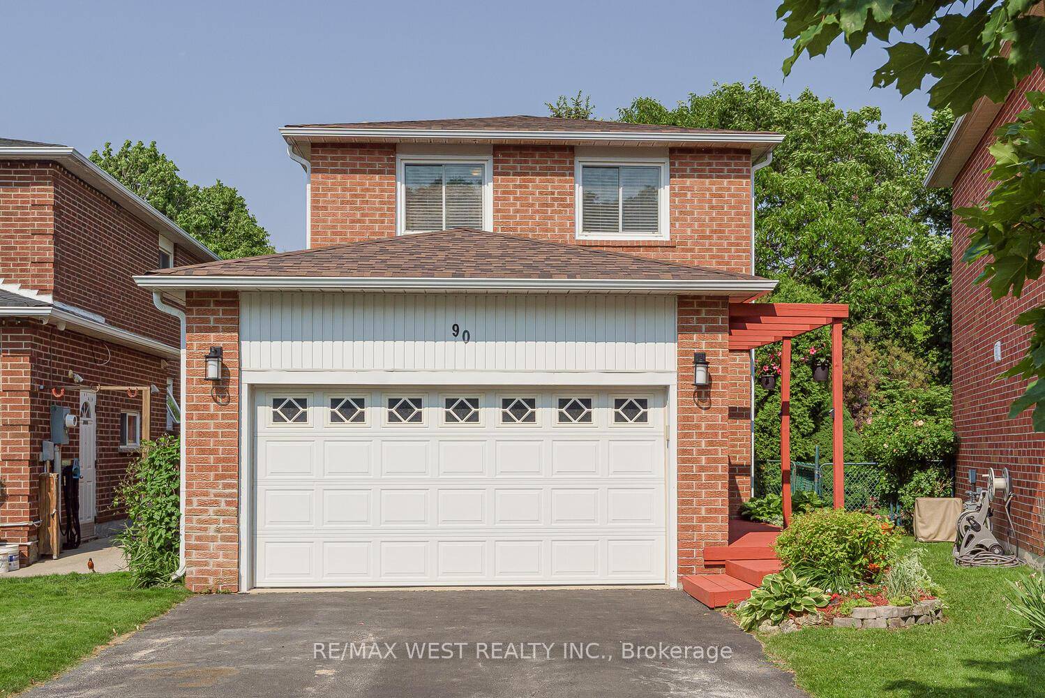 AMAZING HEART LAKE DETACHED GEM WITH A TWO CAR GARAGE amp ; A 6 CAR DRIVEWAY !