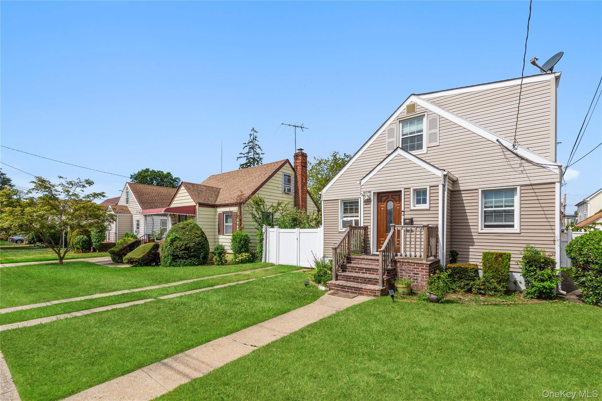 Modernized 4 Bedroom Home for Sale in Valley Stream, NY Welcome to this beautifully modernized 4 bedroom, 2 bathroom home offering comfort, style, and convenience in one of Nassau County ...
