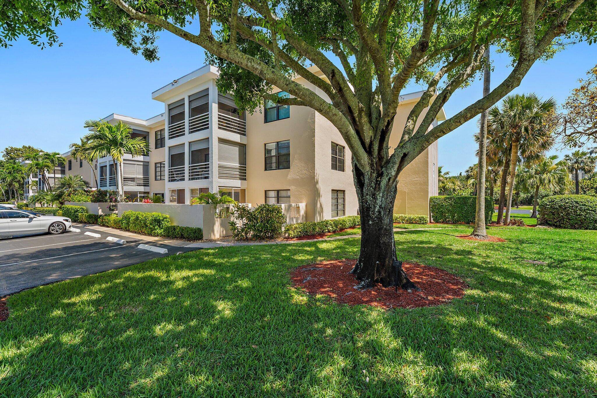 Welcome to your dream coastal retreat in Jupiter's coveted Ocean Parks community !
