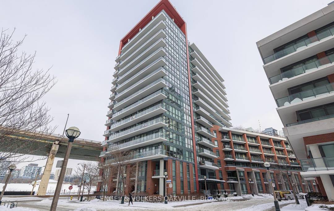 A Fort York beauty ! Located in one of Toronto's most sought after waterfront communities, this large 1 den offers a spacious amp ; functional layout including bright south facing ...