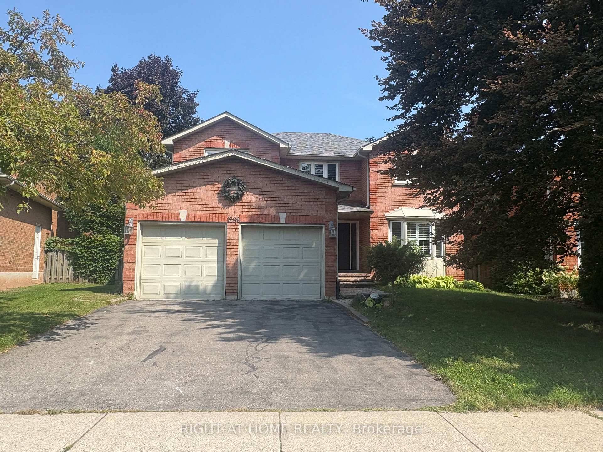 Tastefully Updated Detached Home Nestled On A Quiet Street In Desireable Glen Abbey Neighbourhood.