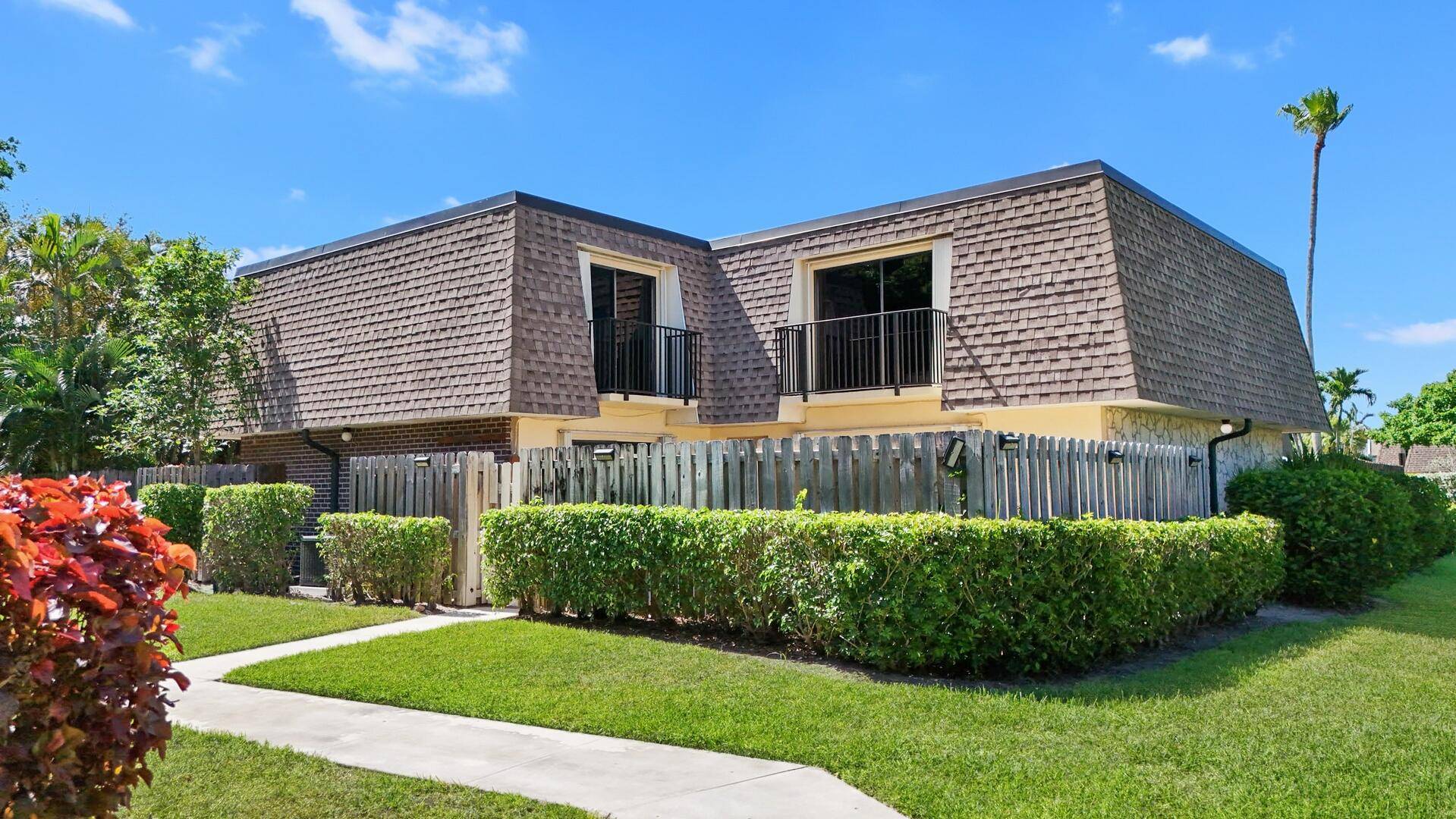 Welcome to this beautifully maintained townhome in the sought after community of Delray Oaks !