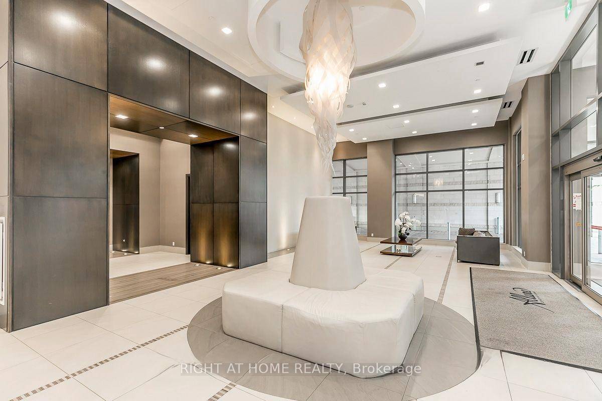 Unbeatable Location 5 min walk to either Yonge Davisville or Eglinton subway station.