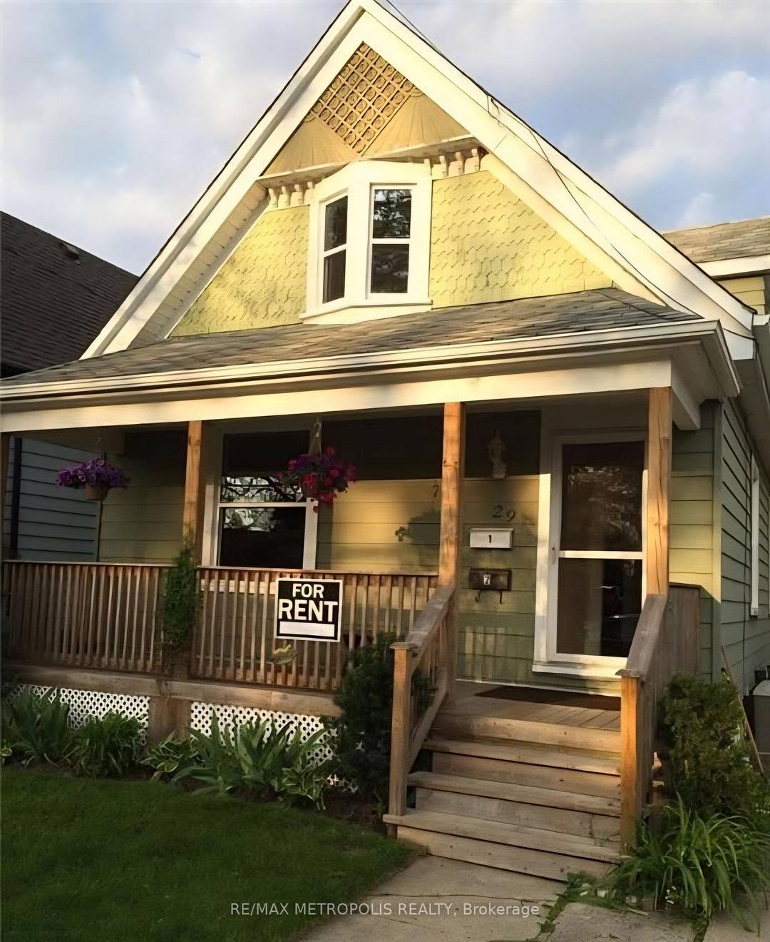 Welcome to your next home just minutes from Western UWO at Oxford amp ; Wharncliffe a bright, well maintained 1 bedroom house with a verylarge, fully fenced backyard perfect for ...