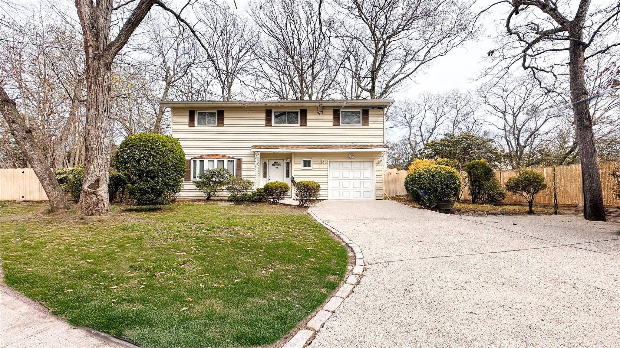 Welcome to this Beautiful Lg Colonial Style Splanch in this Golden Location !