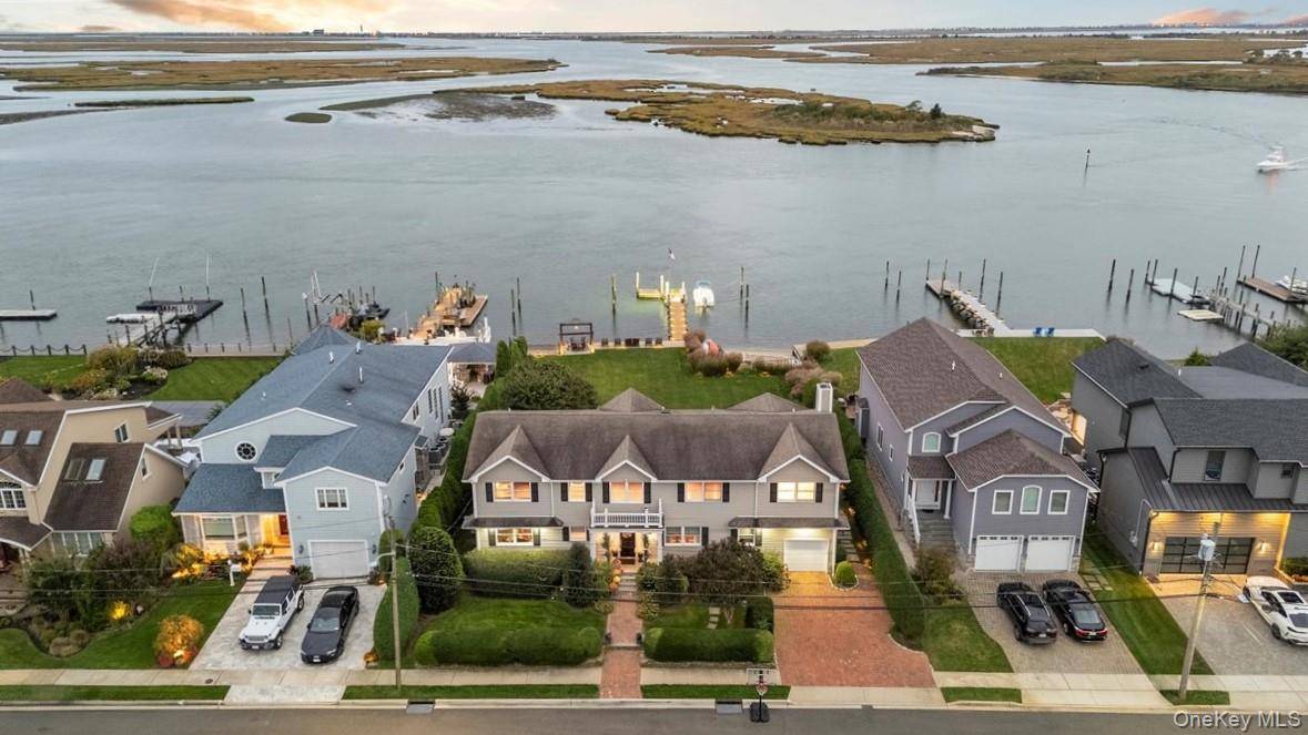 Exquisite Bayfront Colonial Estate in Massapequa A rare offering at the pinnacle of waterfront living, this magnificent 6 bedroom, 5 bath Colonial spans nearly 4, 000 square feet of refined ...