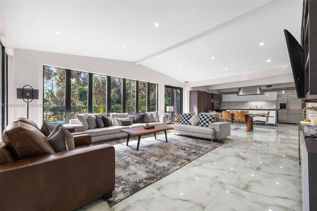 Multiple development options, supported by Village of Wellington planning guidance, define this rare 10.