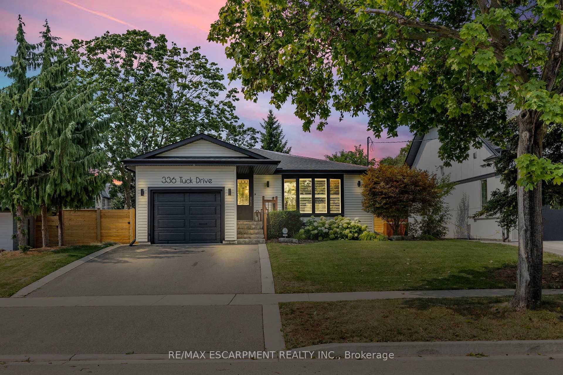 Welcome to this beautifully updated 3 1 bedroom bungalow in Burlington's highly sought after Shoreacres community perfect for downsizers seeking single level living or young families looking to put down ...