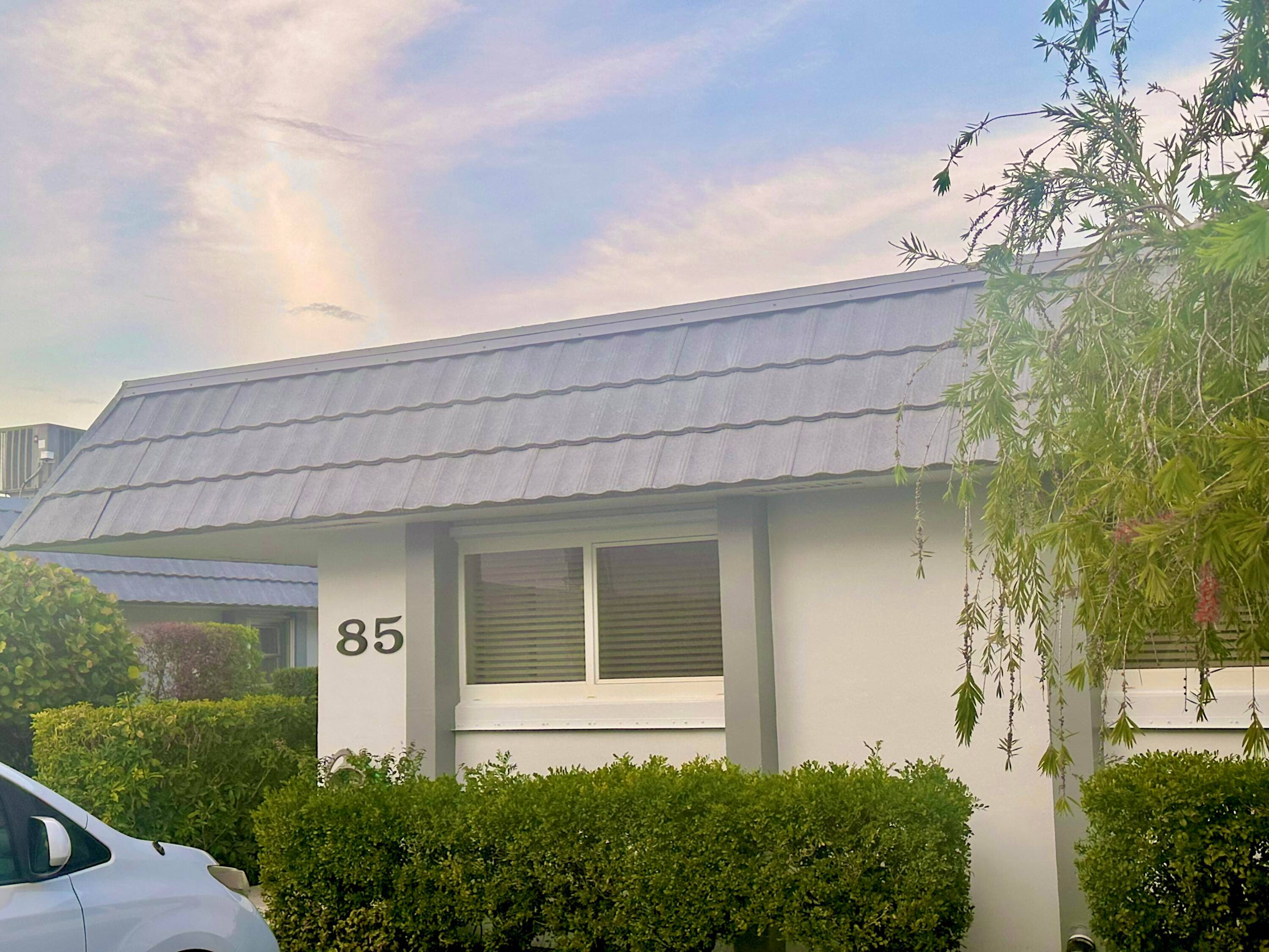 Make an offer on this 2 bedroom 2 bath villa located in the desirable 55 community of Cresthaven in West Palm Beach.