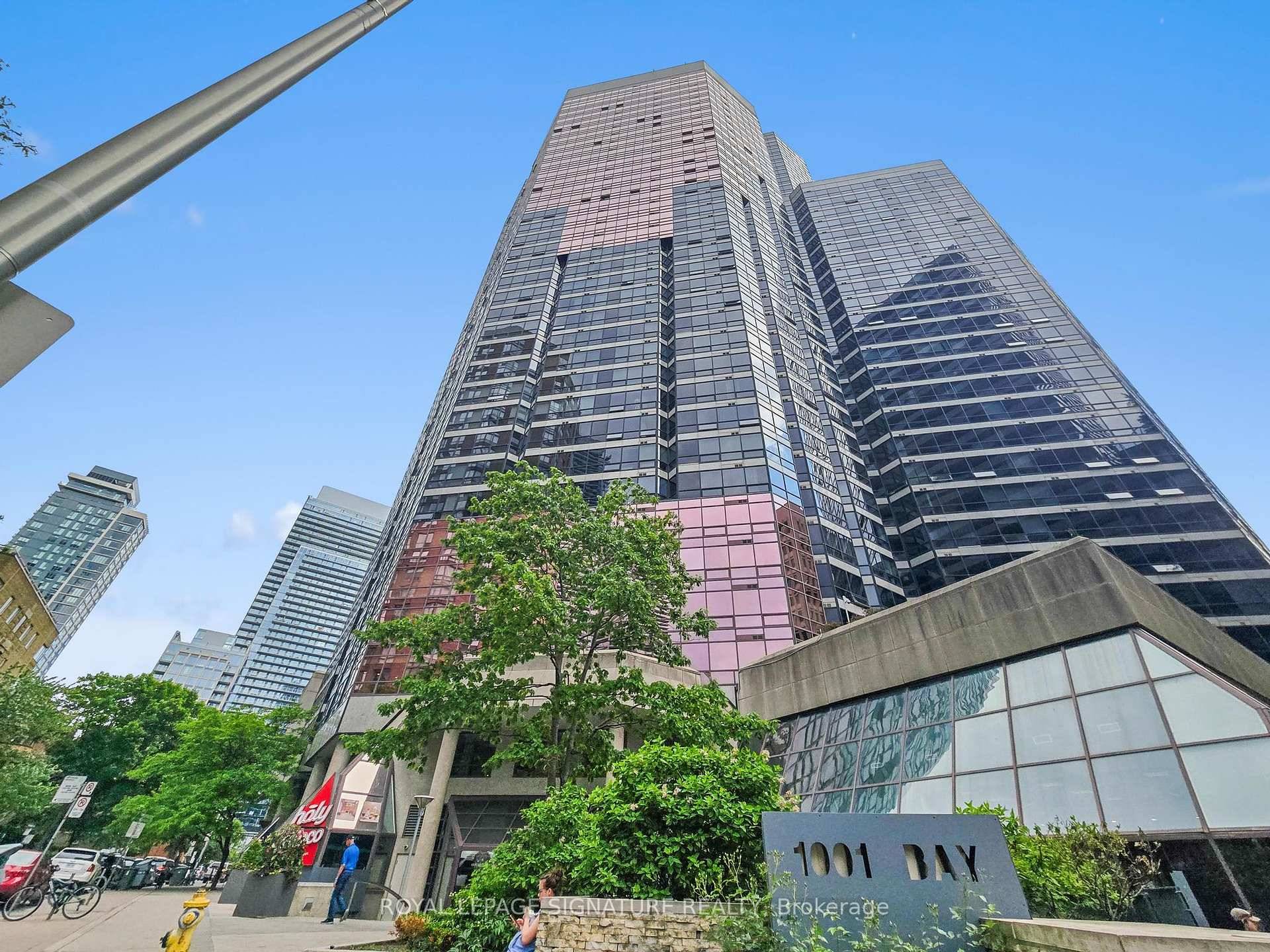 Bright amp ; Spacious Downtown Corner Condo Bay amp ; Bloor Welcome To This Beautifully Updated Suite In The Heart Of Downtown Toronto !