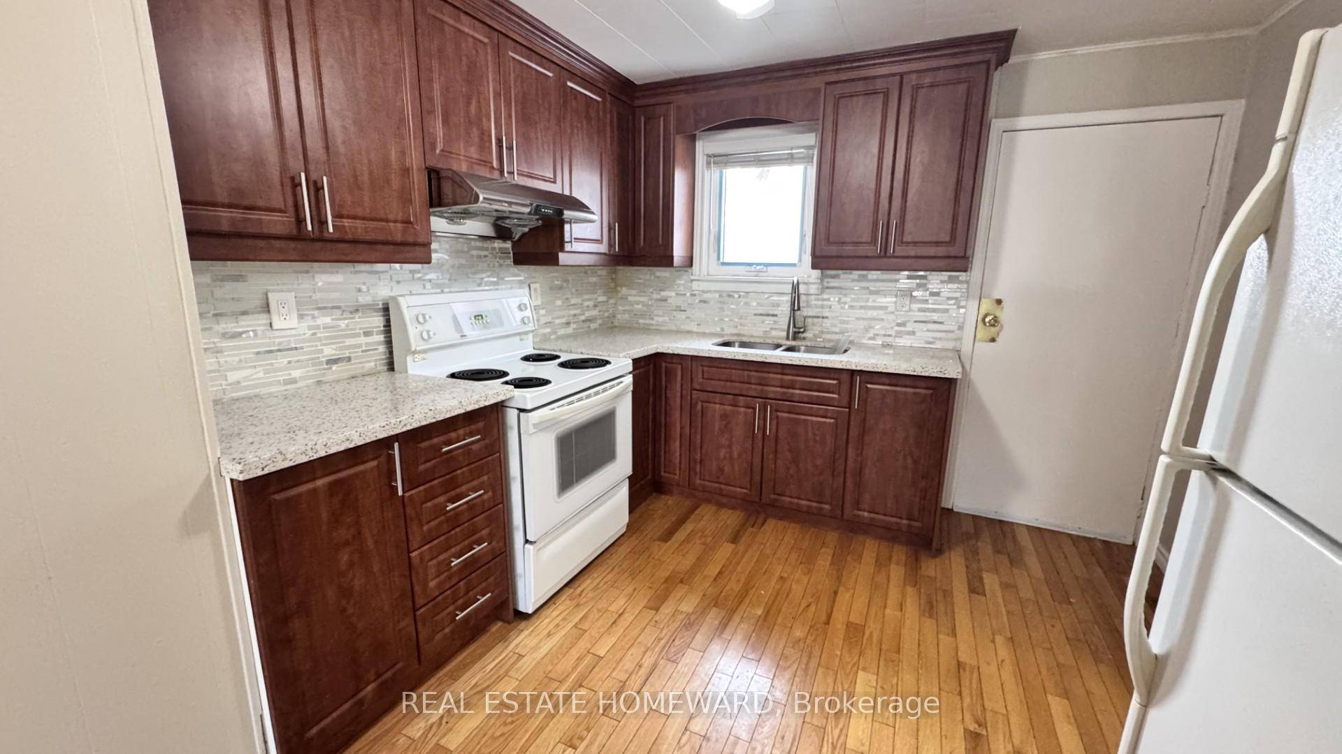 Great Condo Alternate, Lovely 1 Br Den, 1 Wr Apartment On The Main Floor, In A Triplex Bungalow Available Immediately !