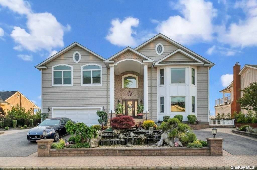 DIAMOND Post Modern home with Cortez Brick and Crab Orchid stone.