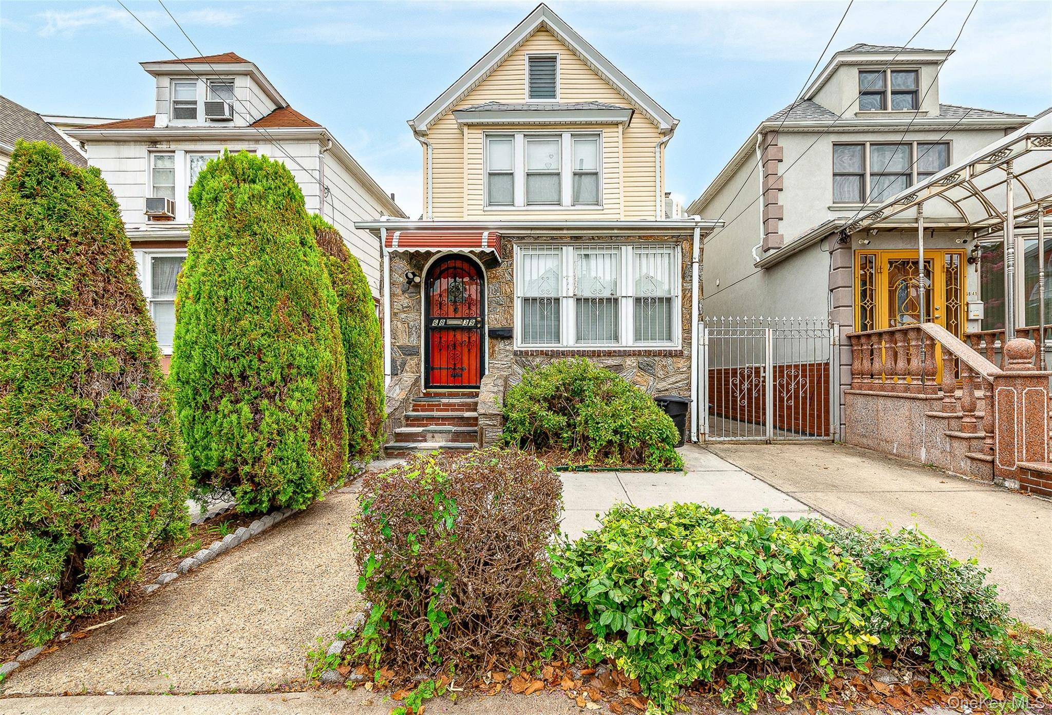 Classic Forest Hills Detached Colonial Southern Exposure amp ; Timeless Charm Nestled on a tree lined street in the heart of Forest Hills, this sun drenched detached colonial offers the ...