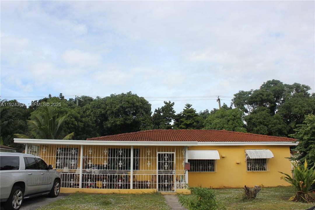 Discover this charming 3 bedroom, 2 bathroom single family home offering 1, 416 sq ft of comfortable living space.