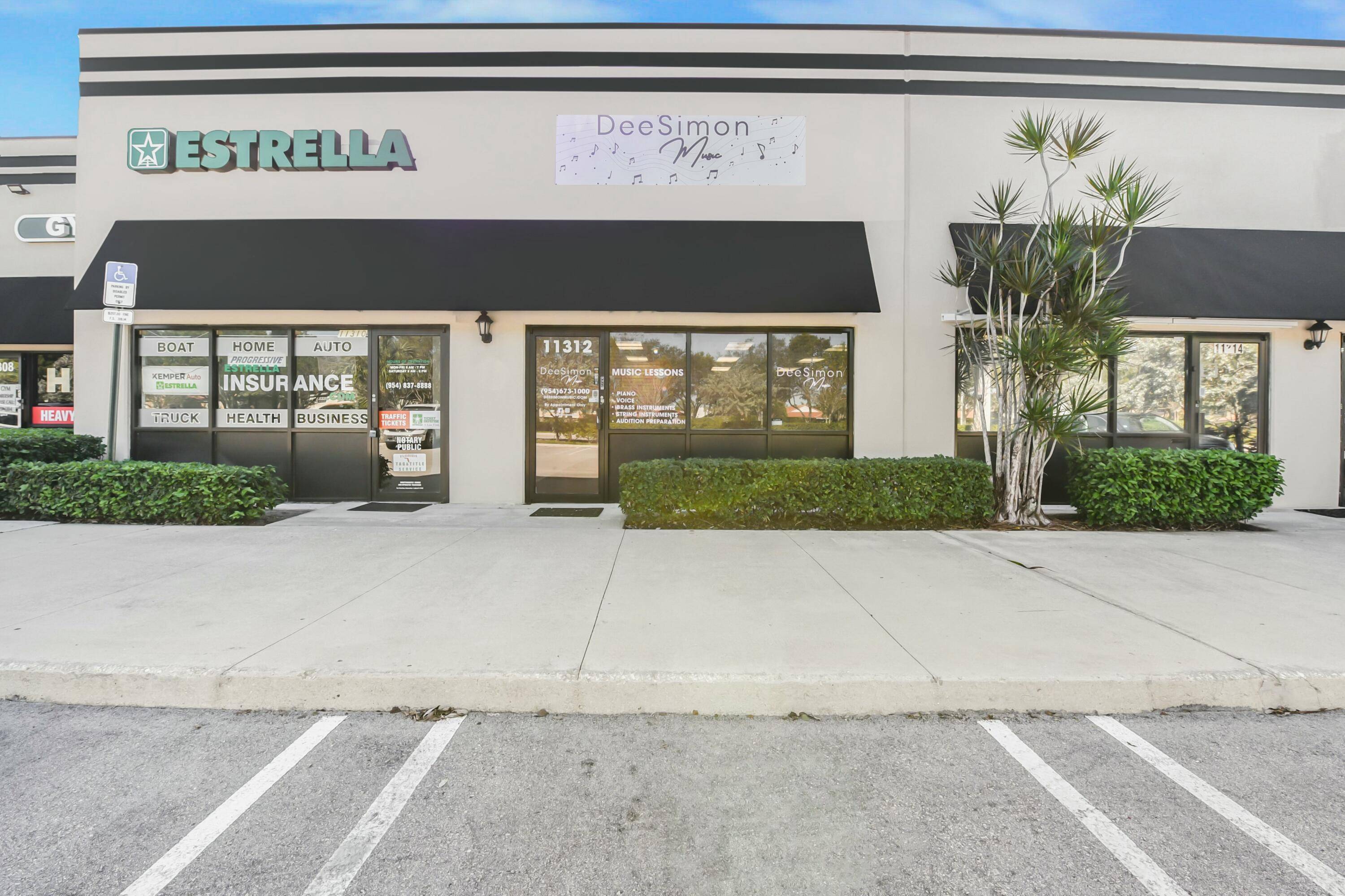 Discover the perfect opportunity to lease a commercial property in the heart of Coral Springs !