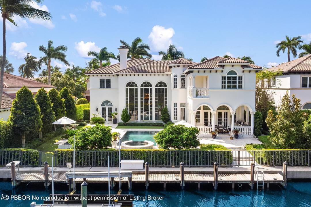 Beautiful waterfront estate with 5BR 5.