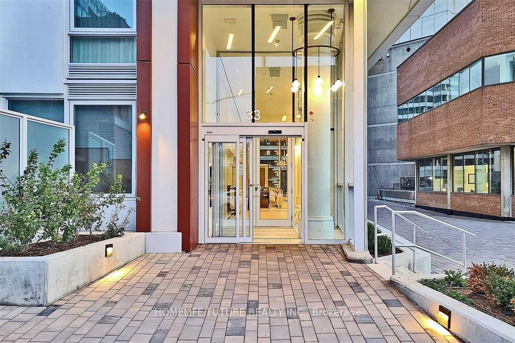 Welcome To Whitehaus, This Beautiful 1 Bedroom With 9Ft Ceilings, Situated Right In The Heart Of Toronto's Coveted Yonge amp ; Eglinton Neighbourhood.