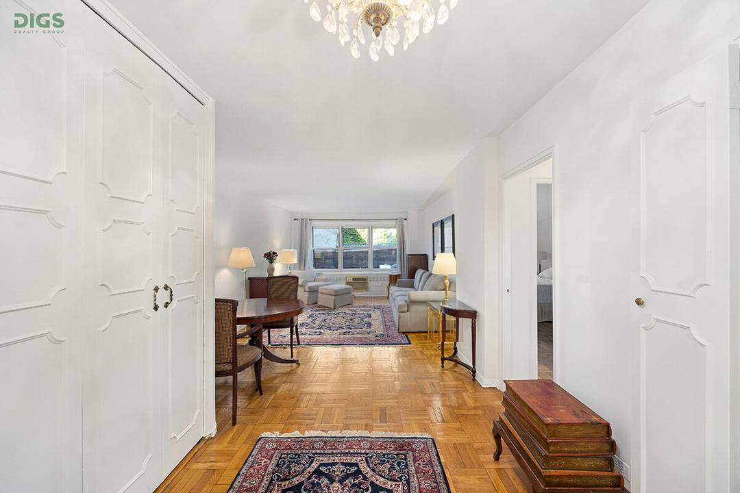 Renovated, Spacious 1br with Incredibly Low Monthlies You will feel right at home in this oversized 1br 1ba apartment with charming garden views and lovely afternoon light.