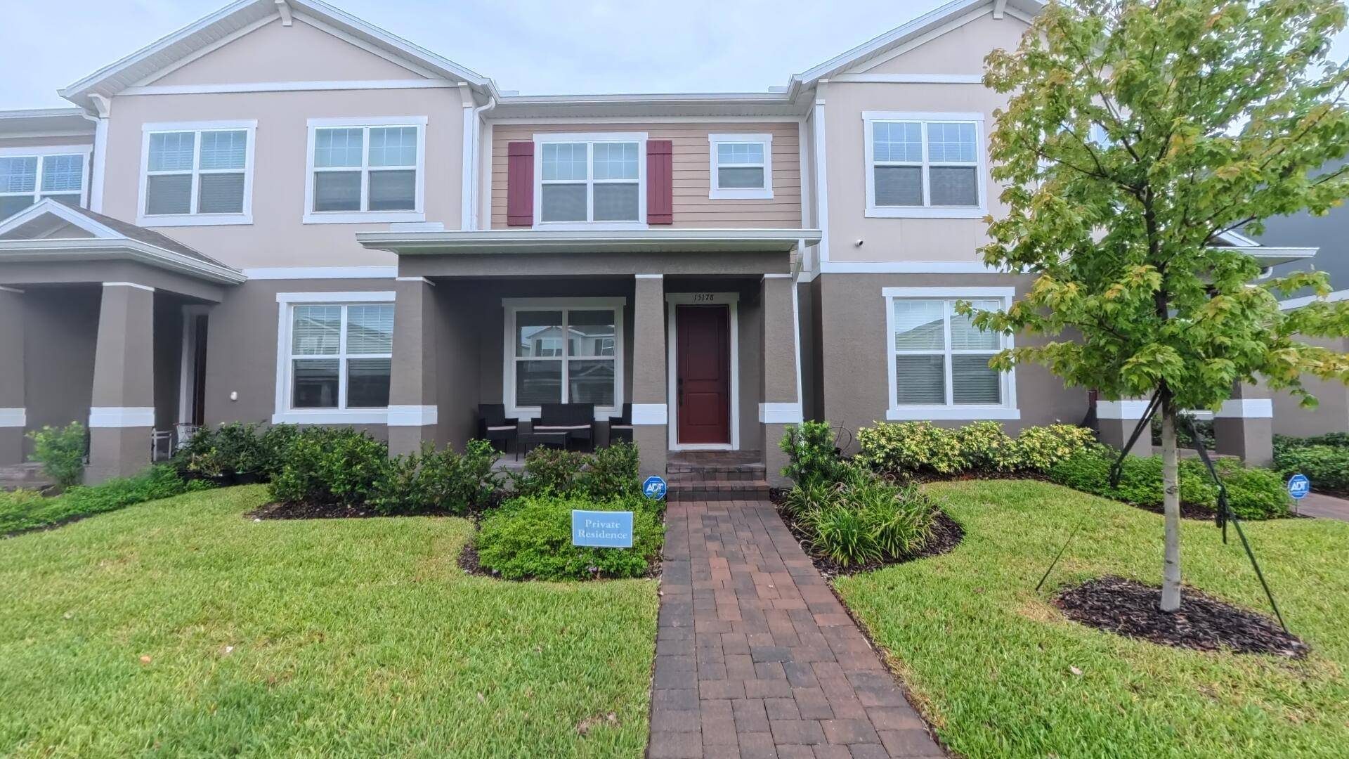 Wonderful Townhouse with 3 bedrooms and 1 Den, 2.