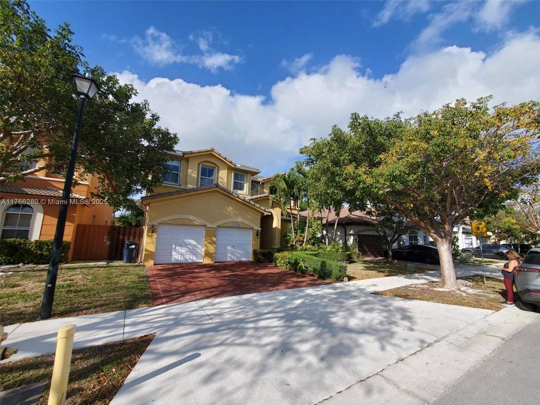 Owner motived, Single family home 4 beds and 4 baths, located in CORSICA HOA inside Island at Doral master, 1bed 1bth downstairs, title on first floor, wood on second floor.