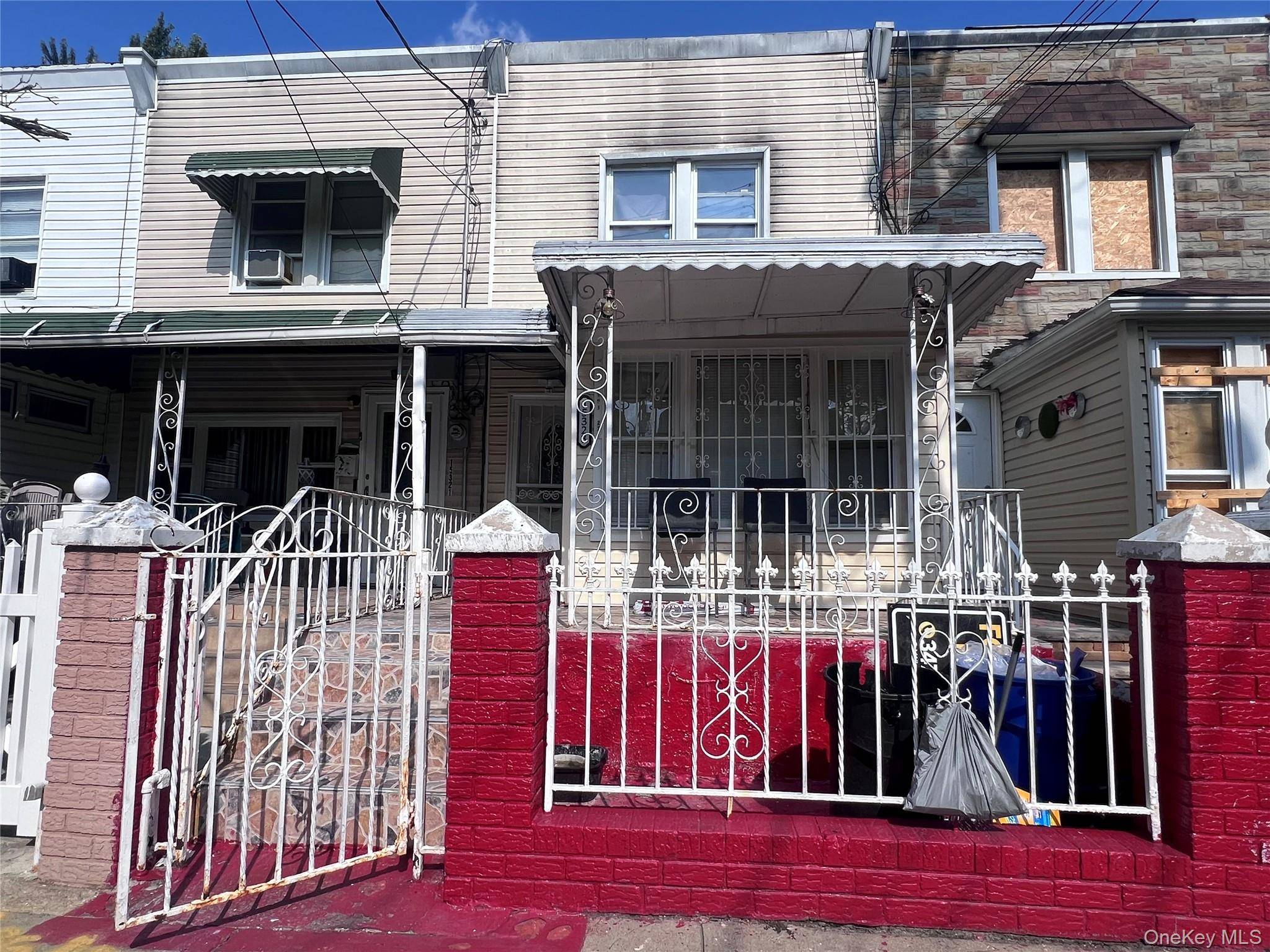 Cozy 1 Family ; Finished basement with separate entrance ; community driveway ; 1 Block away from Park ; Close proximity to Supermarket, JFK Airport, highways, Resorts World Casino and ...
