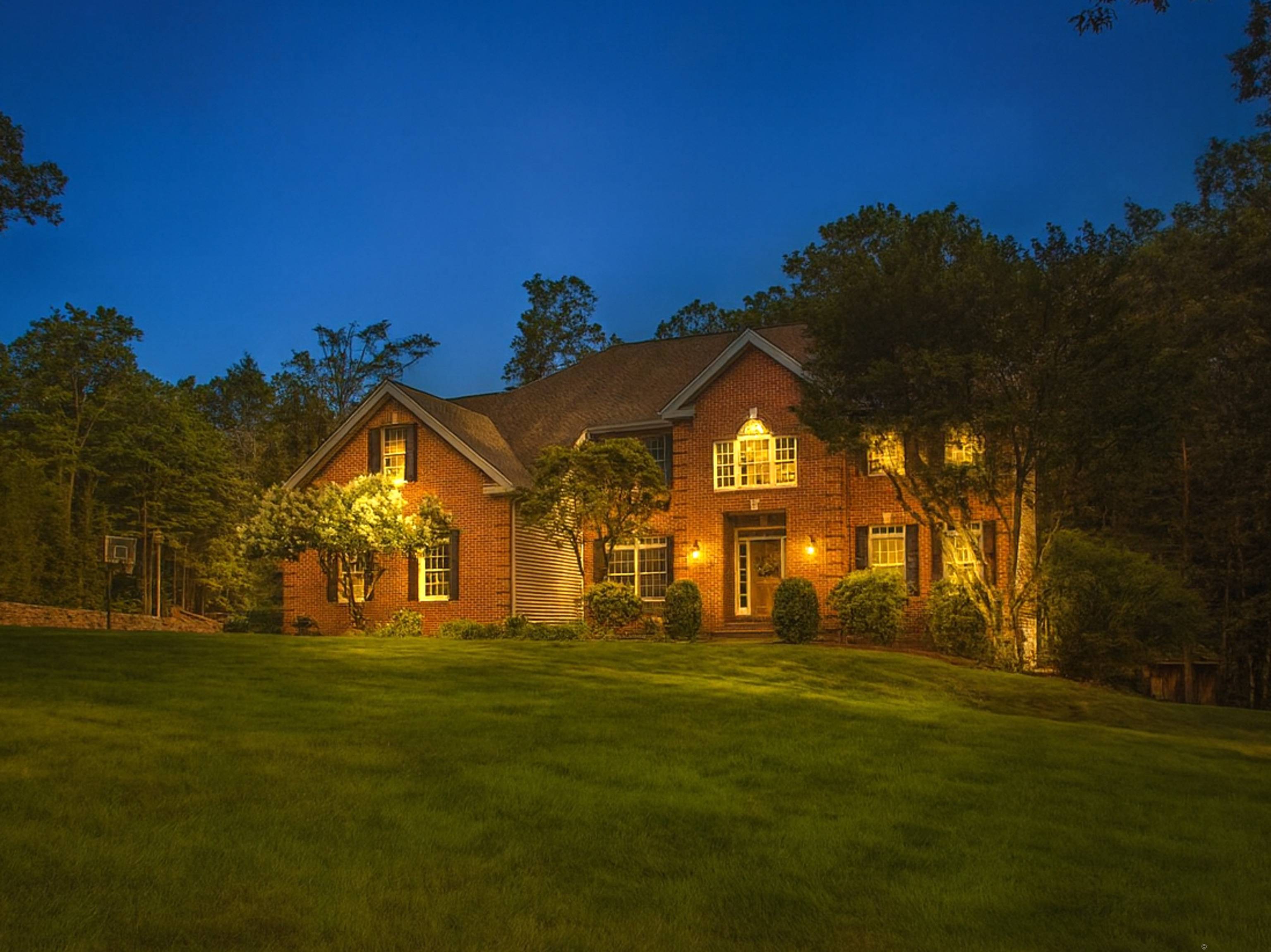 Welcome to 40 Pleasant Drive, one of Southbury, CT's most sought after cul de sac neighborhoods and only minutes from town with great restaurants and shopping.