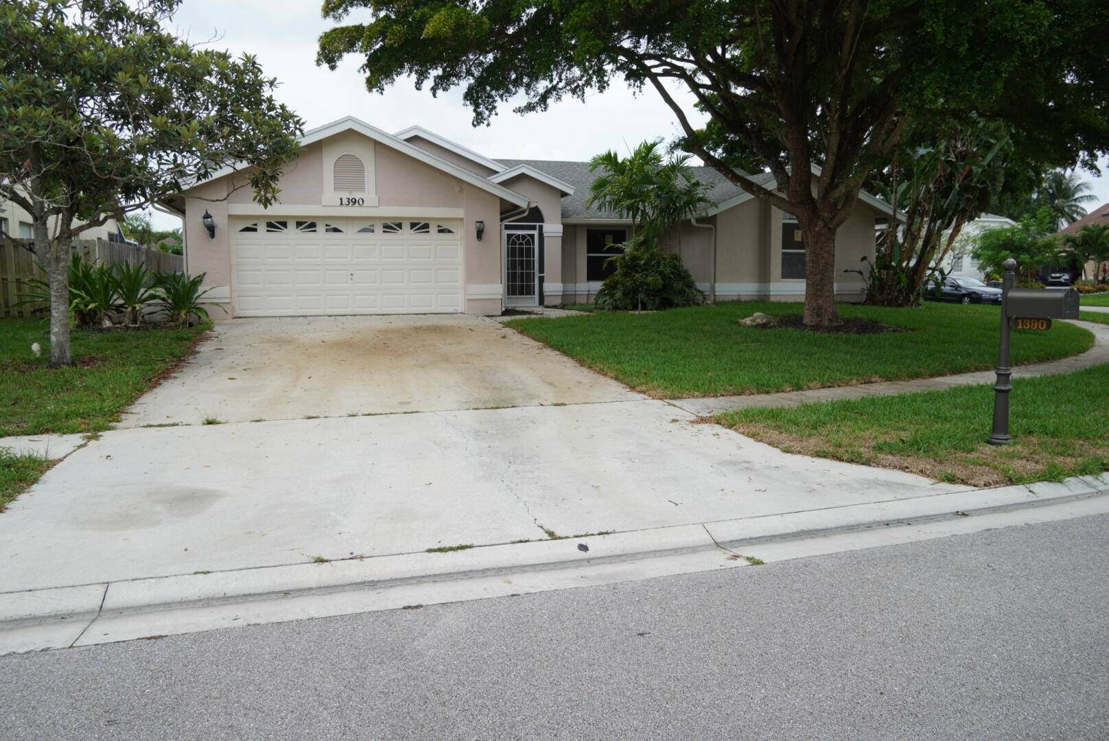 Investor Special Full Renovation Opportunity in Wellington !