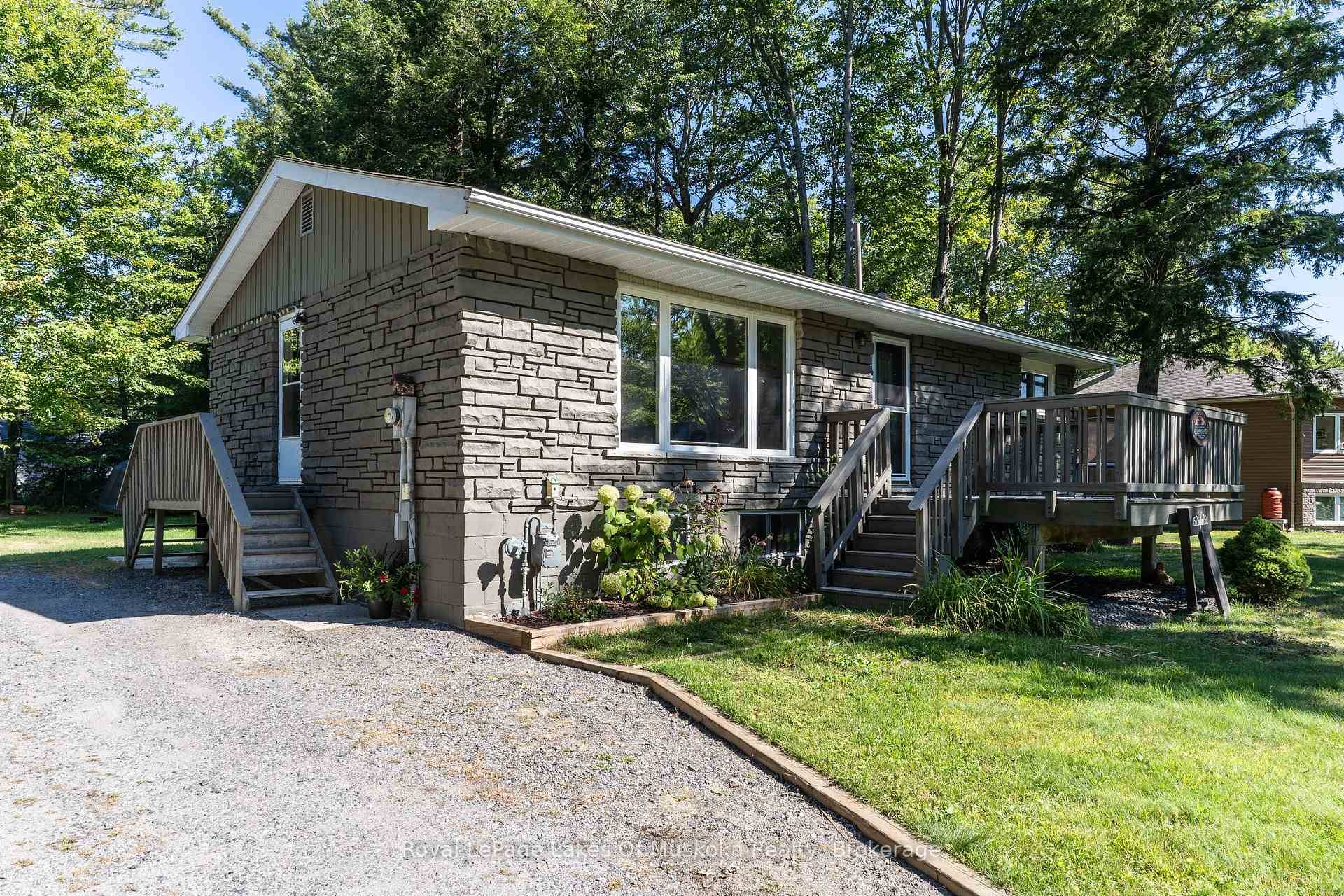 Upgraded 2 1 bed, 2 bath raised bungalow on a 100' x 200' lot located in a popular neighborhood only minutes from downtown amp ; steps from the Bracebridge Sportsplex.