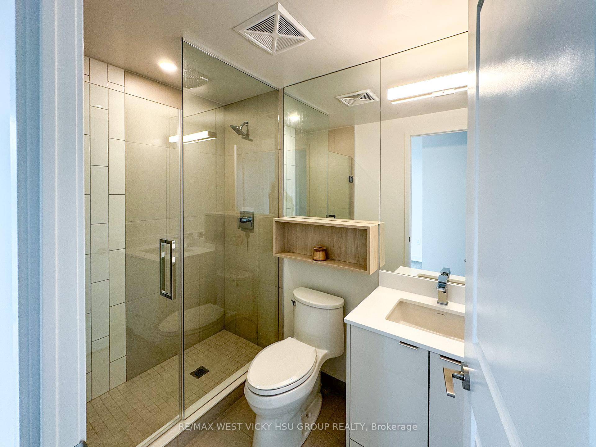 Attention Investor watch here Great collect rent Opportunity, owned this 3 beds 3 full baths 2 wrapped around balconies 1 parking 1 Locker, high floor with fantastic views.