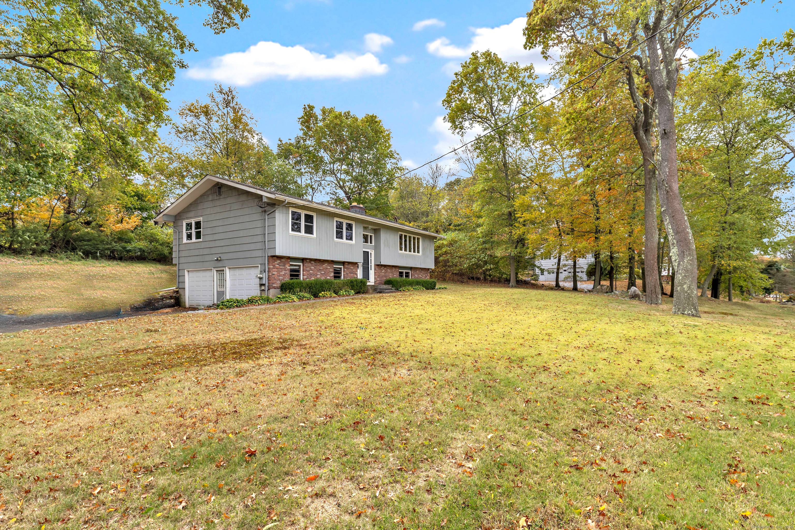 Welcome home to 282 Oronoque Rd !