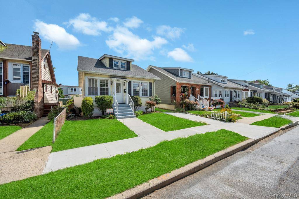 This property is in a highly favorable location, which has the convenience of being close to all the shops and public transportation.
