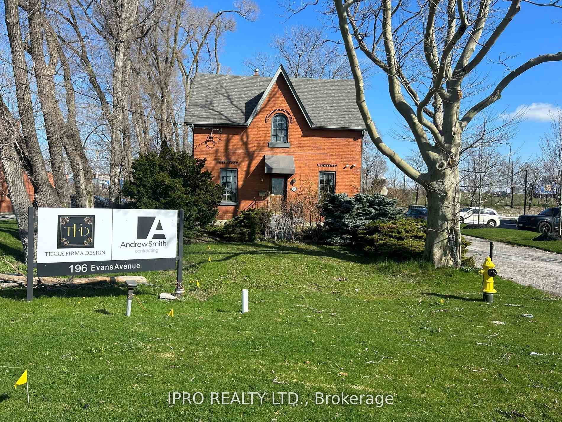 Easy Access to QEW, 427, 403.
