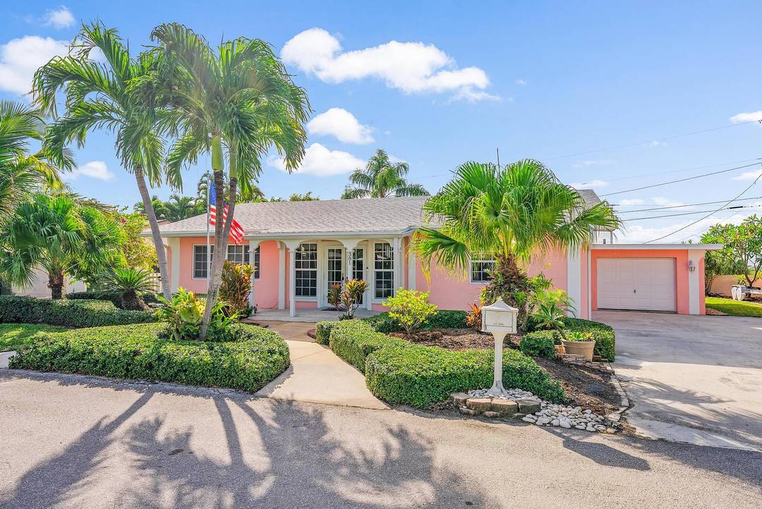 Charming 3 Bed Coastal Home in Old Florida Juno Beach.