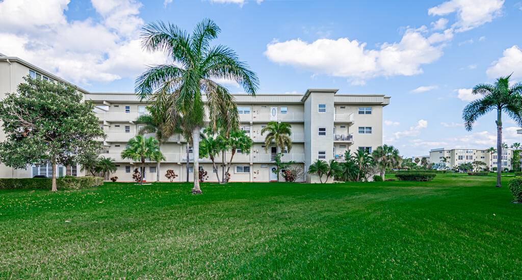 Tastefully upgraded top floor corner unit boosting fine finishes such as, Saturnia and wood flooring, exquisite granite counter tops in kitchen and bathrooms.