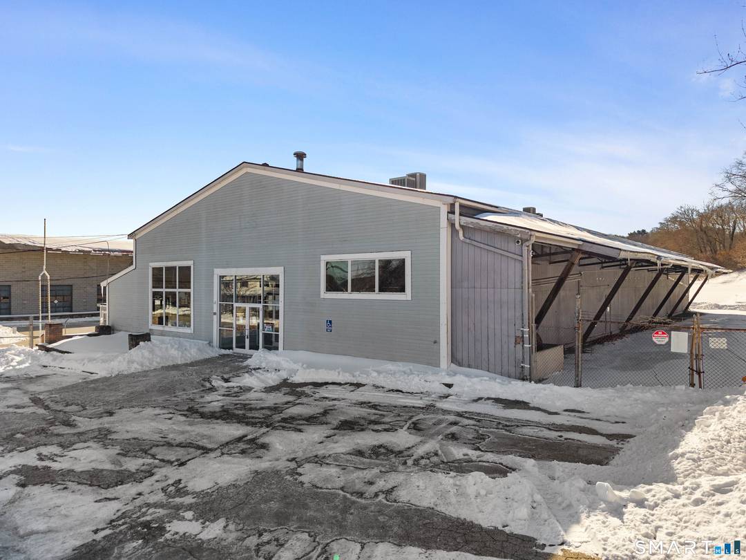 This 4. 9 acre waterfront industrial and redevelopment property offers active rail access and excellent regional connectivity.