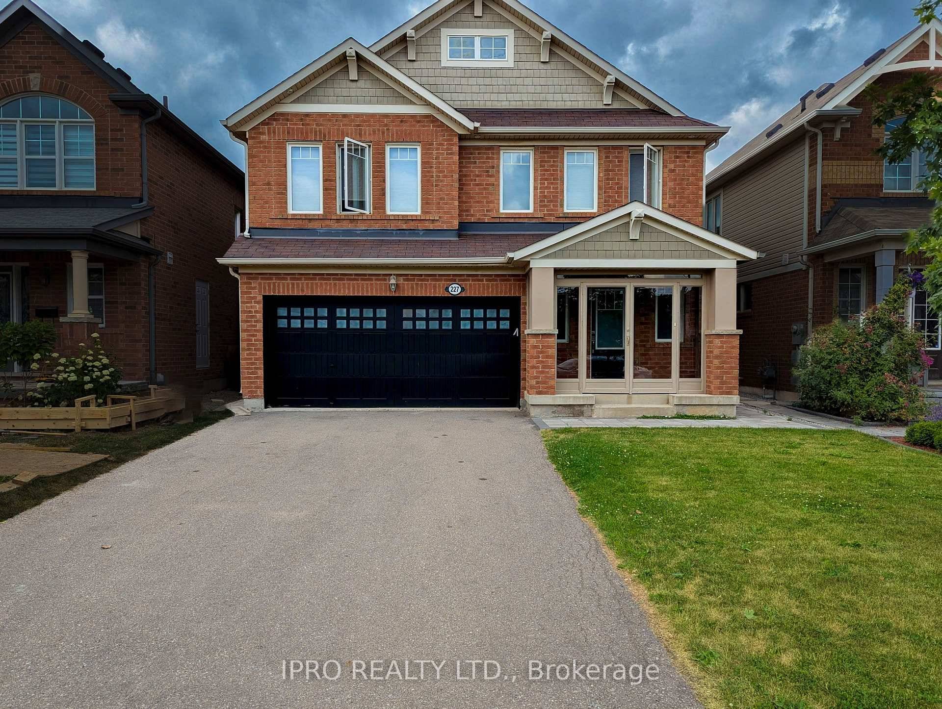 Discover this immaculate, well lit, freshly painted unit with modern finishes.