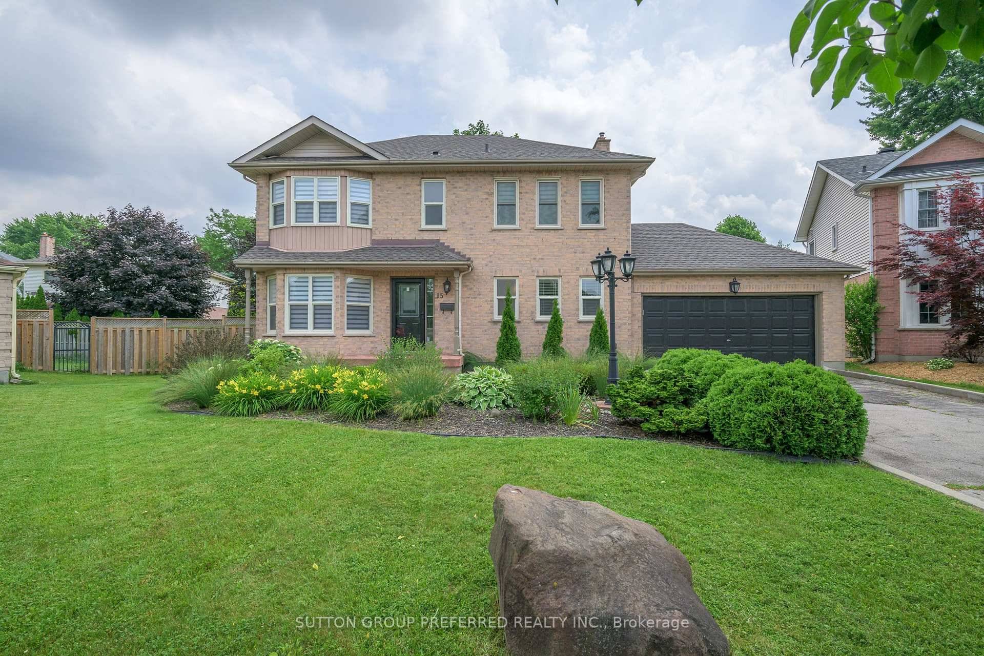 Spacious 2 Storey located on a quiet cul de sac in Oakridge.