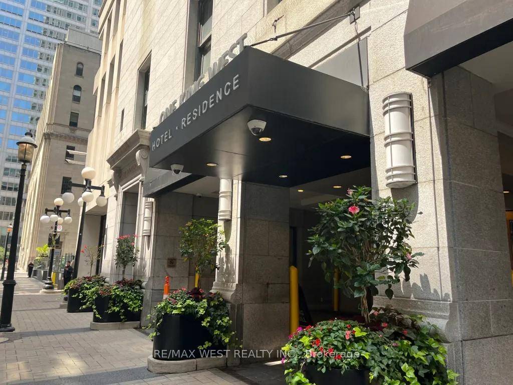 Experience the perfect blend of heritage charm and contemporary convenience in this exceptional suite at the iconic One King St.