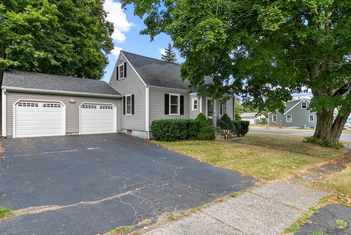 Location ! Location ! This meticulously maintained and recently updated 2 3 bedroom 1.