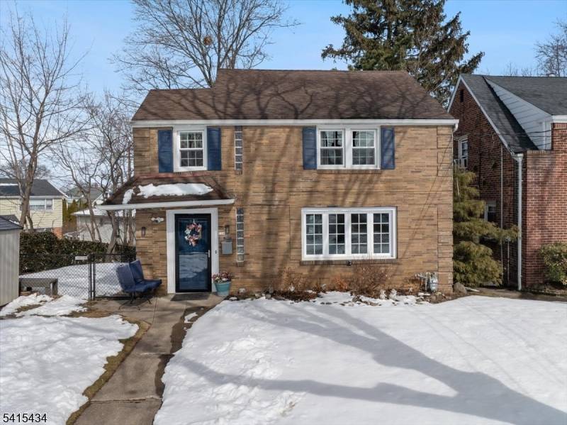 Welcome to 124 Hawthorne Avenue Versatility in Dutch Hill.