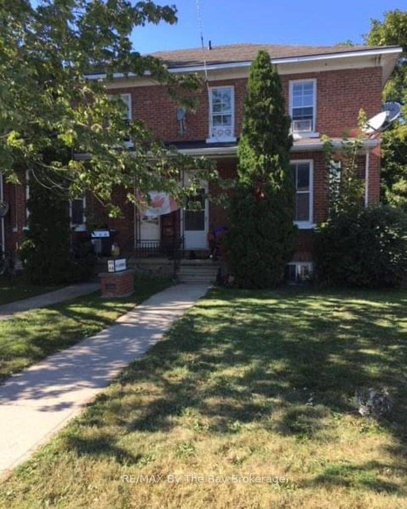 Lower level bachelor apartment, close to shopping, the waterfront and downtown.