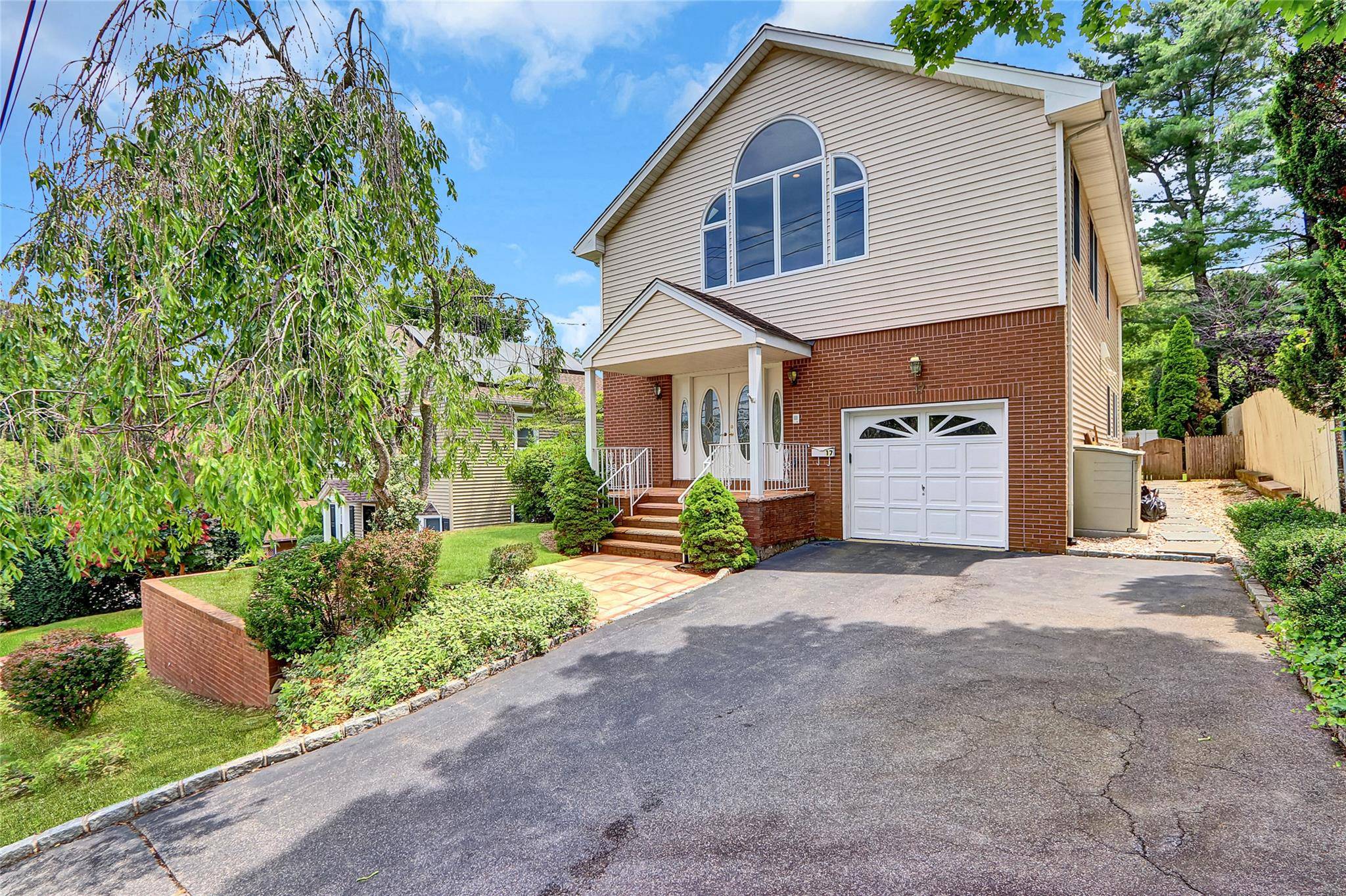 Immaculate 4 Bedroom Hi Ranch In Oyster Bay, Offered At 1.