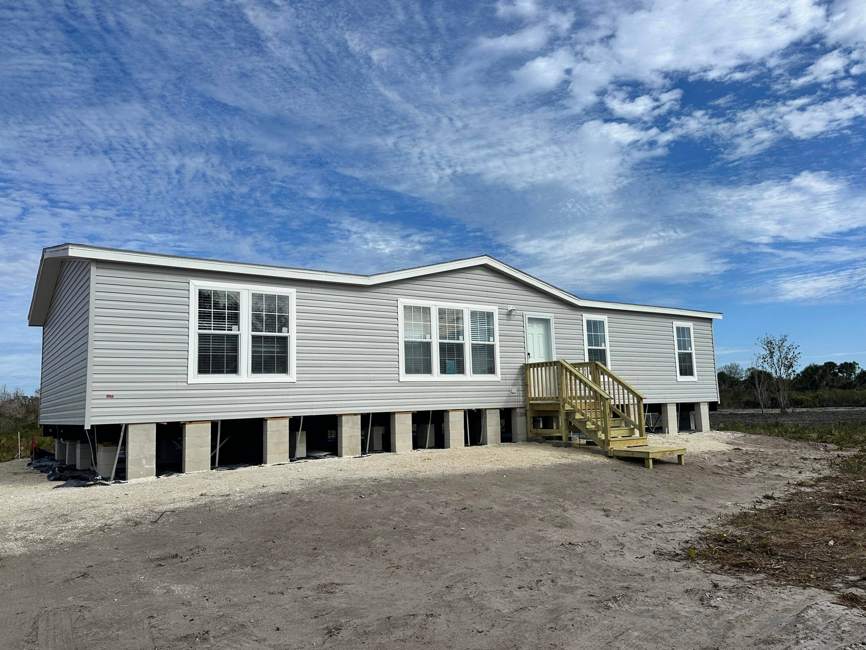 Welcome to your brand new, Jacobson built mobile home located in the desirable Viking community of Okeechobee, Florida !